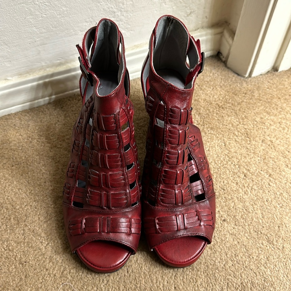 Anesha sandals, size 40